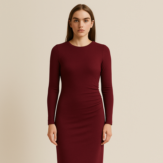Figurbetontes Midikleid in Beerenrot mit Raffdetails